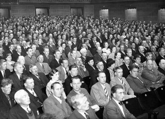Spanienfest med filmpremiär anordnad av Stockholms syndikalistiska organisationer den 15 september 1938. Publikbild från Stockholms konserthus stora sal (publicerad i Arbetaren 16 september 1938).