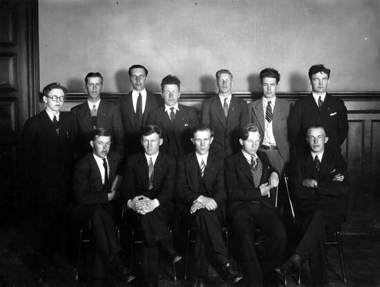 Syndikalistiska ungdomsförbundets centralstyrelse, 1930-talet. Stående från vänster: okänd, Folke Lagerlöf, okänd, Holger Carlsson, okänd, Olov Janson och okänd. Sittande i mitten: Sven Nygårds.