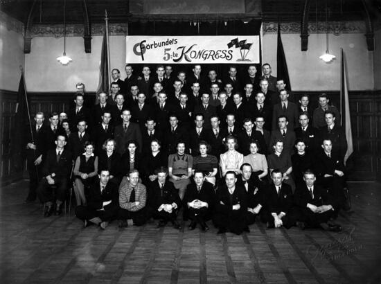 Syndikalistiska ungdomsförbundets femte kongress i Klara Folkets hus 1942. Nummer två från höger i främre raden Armas Sastamoinen, Nummer tre från vänster i översta raden Stig Dagerman.