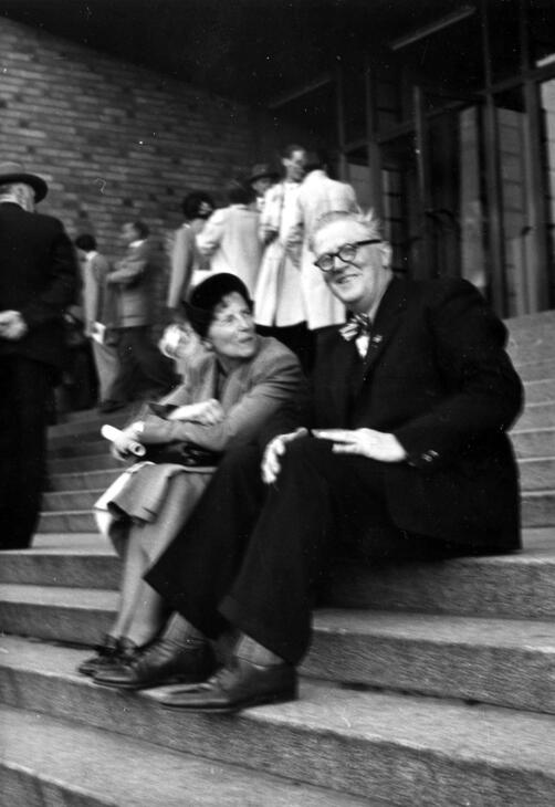 Elise Ottesen-Jensen och Oscar Jansson på Medborgarhusets trappa i Stockholm, förmodligen i samband med SAC:s kongress 1956.