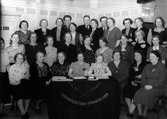 Gruppbild från Stockholms syndikalistiska kvinnoklubb i Pelarsalen i Klara folkets hus, början av 1950-talet.