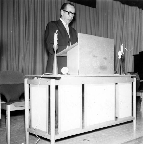 Folke Fridell i en talarstol, 1964.