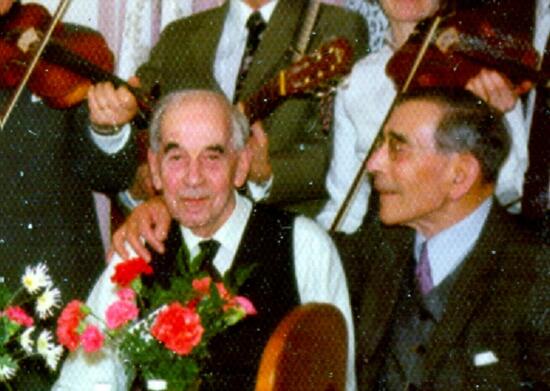 Salomon Sapiras 80 årsdag 7/12 1974. Salomon till vänster, till höger med glasögon hans bror Josef Sapira.