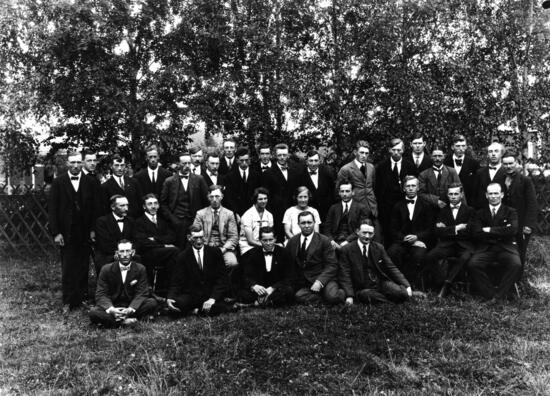SACs andra studiekurs, Långsele augusti 1926. Sittande på marken från höger John Andersson, Edward Mattson och tre okända. Andra raden Frans Severin fjärde från höger. En av kvinnorna är troligen Zandra Ekström. 